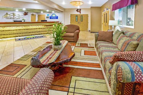 Days Inn & Suites by Wyndham Gresham