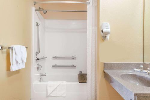 Days Inn by Wyndham Sulphur LA - image 2