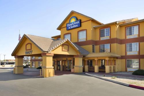 . Days Inn & Suites by Wyndham Surprise