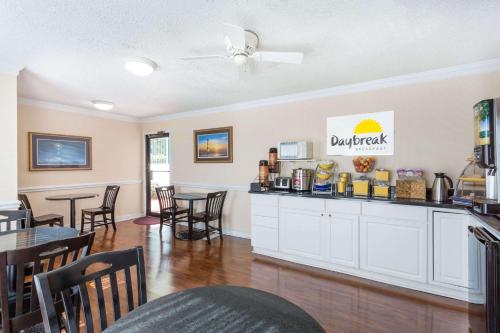 Days Inn by Wyndham Summerton - image 8
