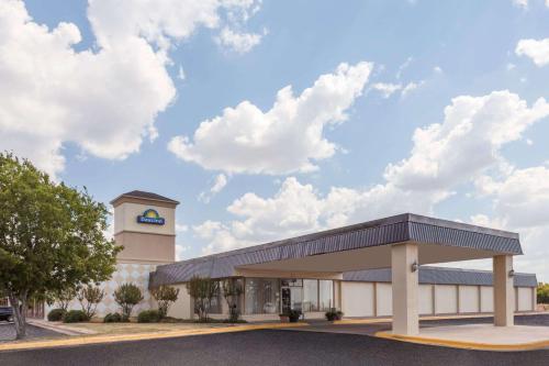 Days Inn by Wyndham Hillsboro TX - image 3