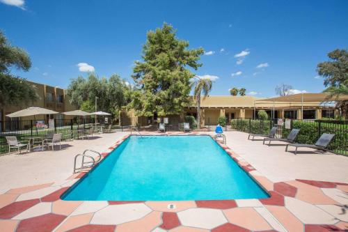 Days Hotel by Wyndham Peoria Glendale Area