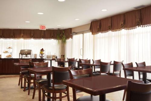 Days Inn & Suites by Wyndham Langley in Langley, Canada