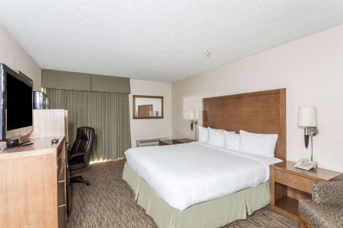 Days Hotel by Wyndham Peoria Glendale Area