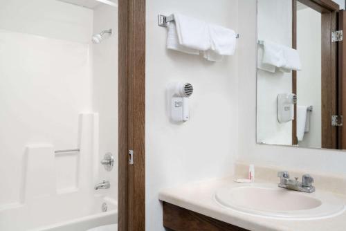 Days Inn by Wyndham St Cloud - image 5