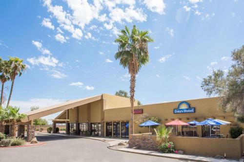 Days Hotel by Wyndham Peoria Glendale Area