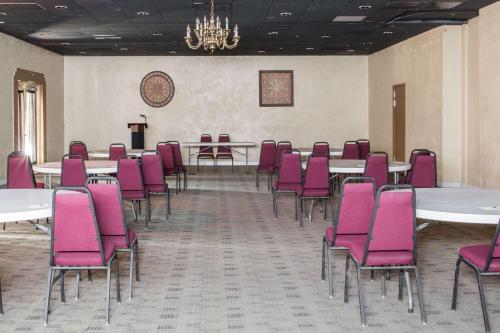 Meeting room / ballrooms, Days Hotel by Wyndham Peoria Glendale Area in Glendale North
