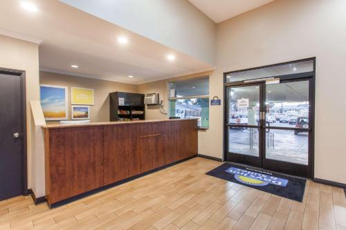 Days Inn by Wyndham San Diego-East/El Cajon - image 8