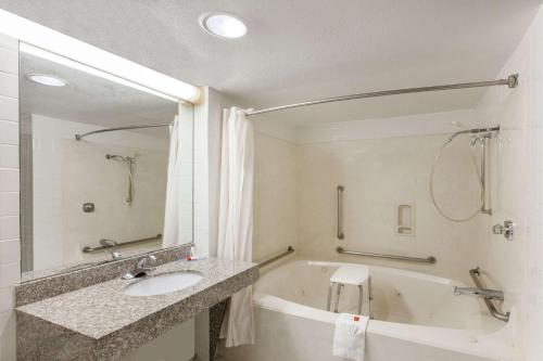 King Room with Bath Tub - Mobility/Hearing Accessible - Smoking