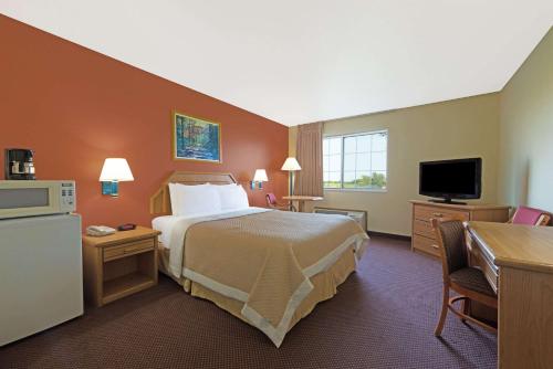 Days Inn by Wyndham Cameron - image 2