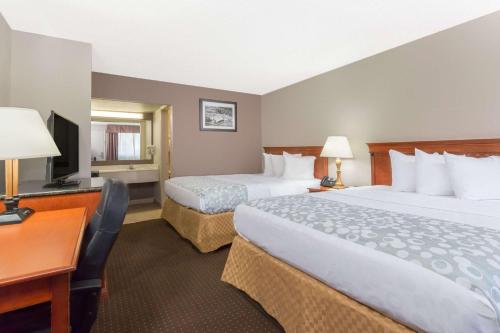 2 queen beds