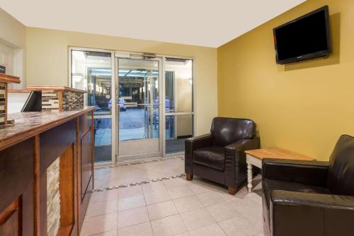 Days Inn & Suites by Wyndham Groton Near the Casinos - image 9