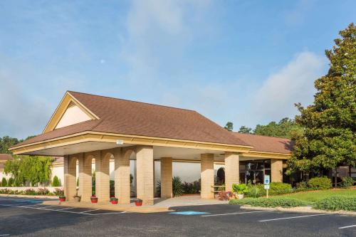 . Days Inn & Conf Center by Wyndham Southern Pines Pinehurst