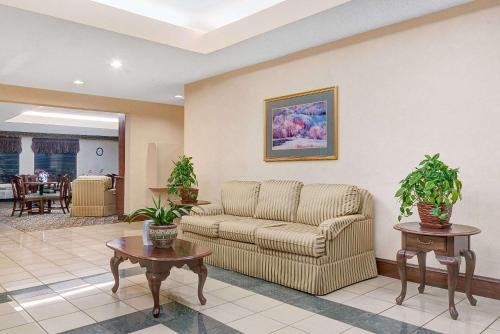 Days Inn by Wyndham Burlington East - image 7