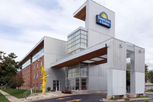 Days Inn & Suites by Wyndham Milwaukee