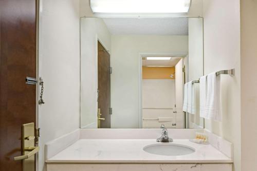 Days Inn by Wyndham Burlington East - image 7