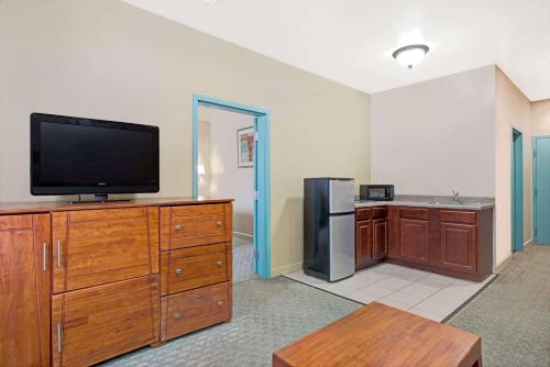 Days Inn by Wyndham Downtown St. Louis - image 2