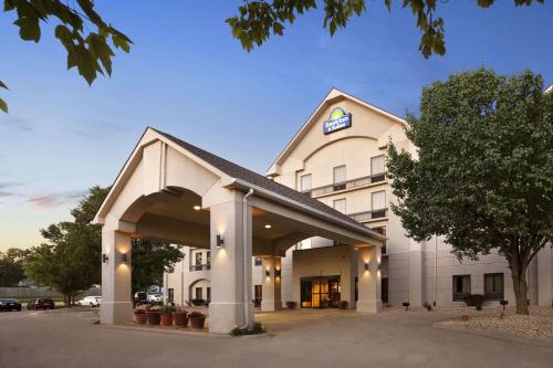 Days Inn & Suites by Wyndham Cedar Rapids Cedar Rapids