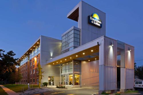 Days Inn & Suites by Wyndham Milwaukee