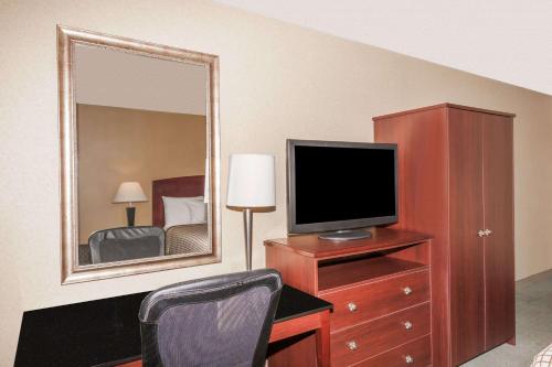 Days Inn by Wyndham Utica - image 9