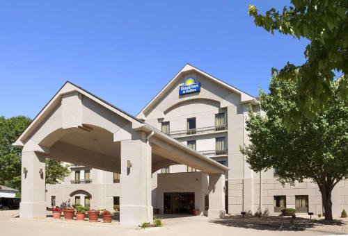 Days Inn & Suites by Wyndham Cedar Rapids