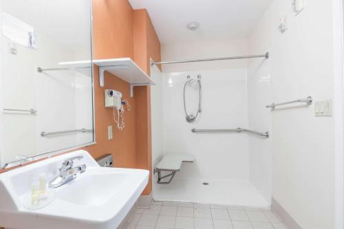 King Room - Disability Access - Non-Smoking