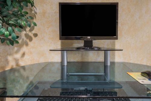 Days Inn & Suites by Wyndham Cleburne TX - main image