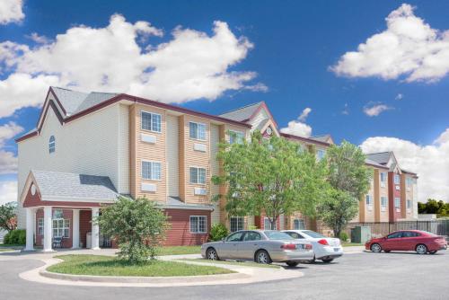 Days Inn & Suites by Wyndham Hutchinson - Hotel