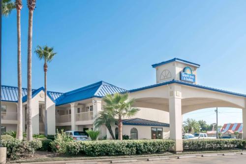 Days Inn & Suites by Wyndham Winnie - Hotel