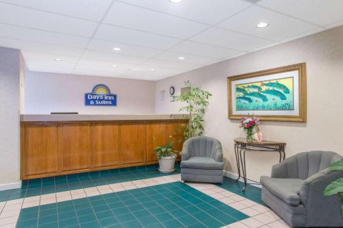 Days Inn & Suites by Wyndham Navarre - near Beaches/Hurlburt