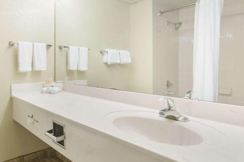 Days Inn by Wyndham Selma - image 7