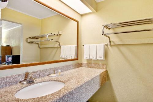 Days Inn by Wyndham Knoxville West - image 9