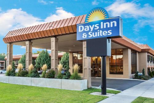 Days Inn & Suites by Wyndham Logan - Hotel