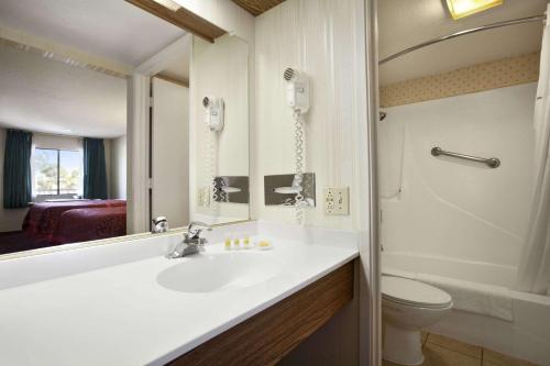 Days Inn by Wyndham Gilroy – Gilroy, CA