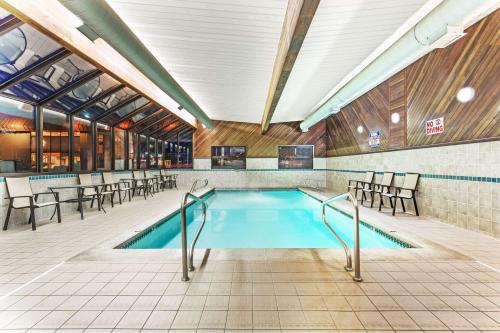 Days Inn & Suites by Wyndham Logan - Hotel