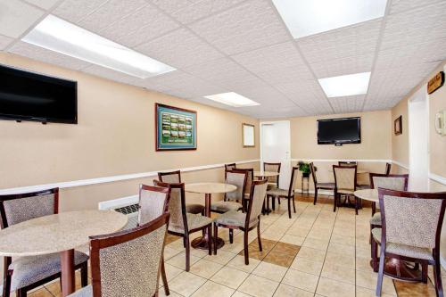 Days Inn by Wyndham Knoxville West - image 5