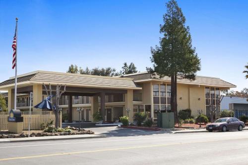 Days Inn by Wyndham Gilroy - Accommodation