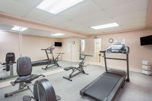 Days Inn & Suites by Wyndham Columbia Airport - image 2