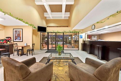 Days Inn & Suites by Wyndham DeSoto