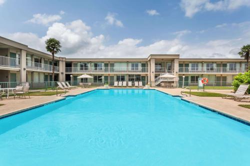 Days Inn by Wyndham Seguin TX - Accommodation - Seguin