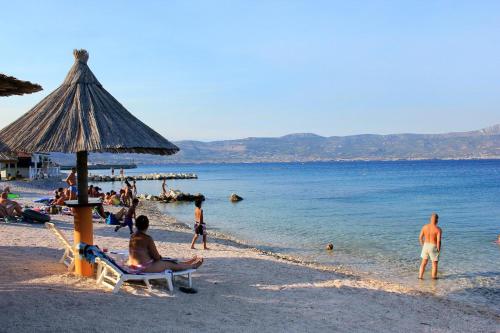 Apartments by the sea Slatine Ciovo - 6888 - image 3
