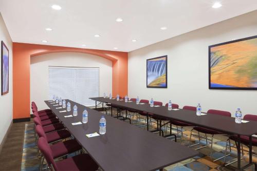設施, 馬奎斯戴斯套房酒店 (Days Inn & Suites by Wyndham Marquez) in 馬克斯