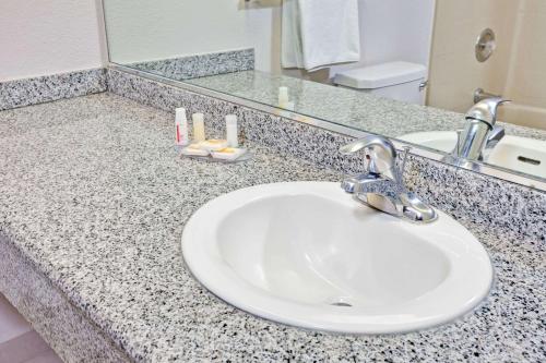 Days Inn & Suites by Wyndham Fullerton Room Type - King Room, Disability Access, Non-Smoking