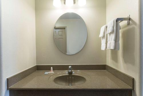 Days Inn by Wyndham Beaver - image 14
