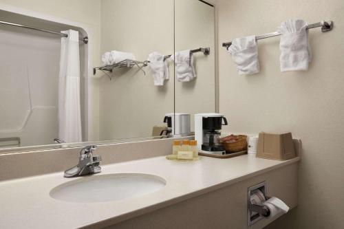 Days Inn & Suites by Wyndham Romeoville - image 2