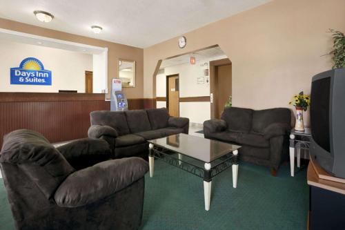 Days Inn & Suites by Wyndham Romeoville - image 4