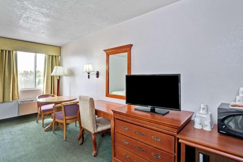 Days Inn & Suites by Wyndham Fullerton Room Type - Queen Room with Two Queen Beds - Non-Smoking