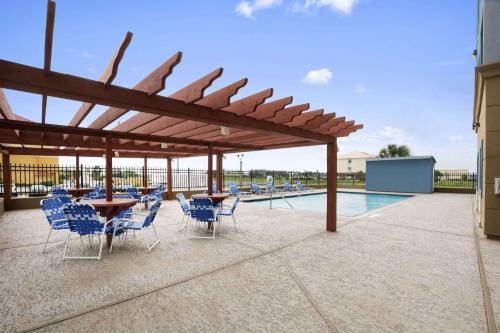 Days Inn & Suites by Wyndham Galveston West/Seawall