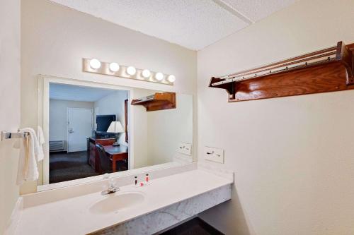 King Studio Suite - Accessible/Smoking