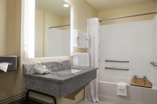 Days Inn & Suites by Wyndham Belmont - image 9
